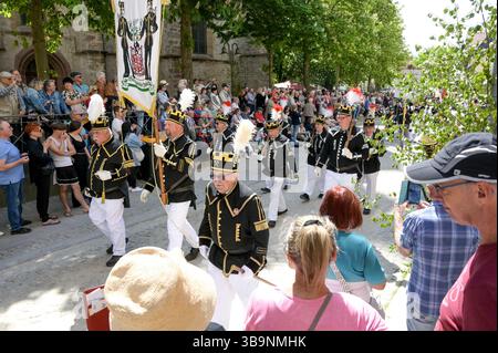 Sangerhausen, Deutschland. Mai 2025. Minenparade 2025 durch das Stadtzentrum. Die Parade ist der Höhepunkt des Jubiläumsjahres „825 Jahre Kupferschieferabbau im Bergbaugebiet Sangerhausen und der Mansfeld Mulde“. Der Bergbau hat die Landschaft und die Menschen in der Region geprägt und ist bis heute sichtbar. Quelle: Heiko Rebsch/dpa/Alamy Live News Stockfoto