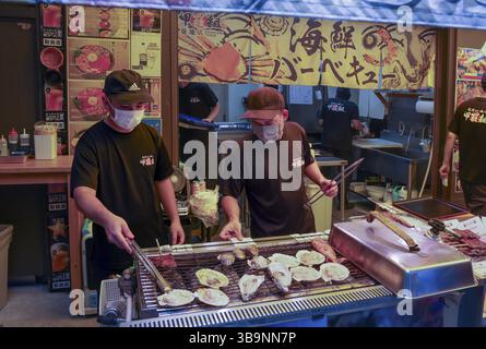 Männer, die Meeresfrüchte in einem Restaurant am Straßenrand im Marktgebiet Outer Tsukiji, Tsukiji, Chuo City, Tokio, Japan, zubereiten, Asien Stockfoto