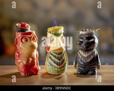 Tiki Drink Cocktails Kollektion. Set mit drei tropischen Tiki-Cocktails an der Bar. Wunderschöne Tiki-Cocktails, unterschiedlich dekoriert mit Feuerflamme Stockfoto