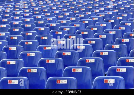850 Jahre Gmuend, Schwäbisch Gmuend, Baden-Württemberg, nummerierte blaue Sitzreihen in einem leeren Stadion angeordnet, 850 Jahre Gmuend, Schwaebisc Stockfoto