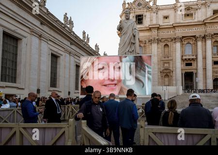 Vatikan, Vatikan, Vatikan. Mai 2025. Eine Dame in emotionalem Schrei über die Wahl des neuen Papstes auf dem Bildschirm. Kardinal Robert Franziskus Prevost (69 Jahre) wurde als neuer Papst im Konklave gewählt und nahm den Namen Papst Leo XIV. An, der in Chicago geboren wurde und dem Augustiner-Orden angehört, ist Papst Leo XIV. Der 267. Bischof von Rom und Oberhaupt der katholischen Kirche. (Kreditbild: © Valeria Ferraro/ZUMA Press Wire) NUR REDAKTIONELLE VERWENDUNG! Nicht für kommerzielle ZWECKE! Quelle: ZUMA Press, Inc./Alamy Live News Stockfoto