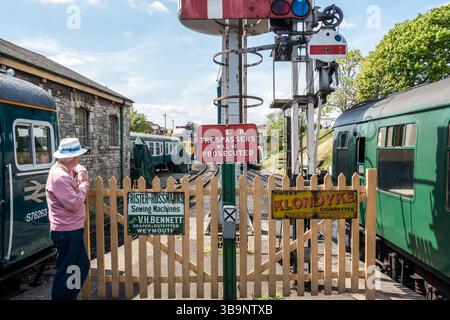 Swanage Vintage Railway, in der Nähe von Wareham, mit Dampfzügen und Personen, die an der Bahn arbeiten. Stockfoto
