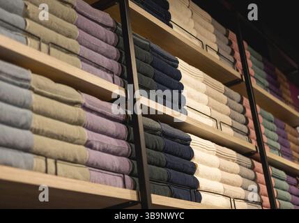 Bunte Handtücher in den Regalen. Stockfoto