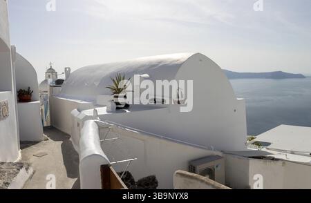 Enge Gasse, weiße Gebäude, Kirche hinten, Fira, Insel Santorin, Griechenland, Europa Stockfoto