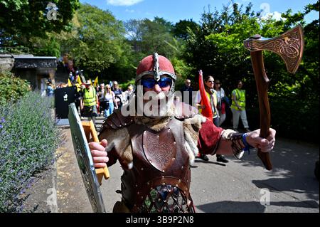Edinburgh, Schottland, Großbritannien. Mai 2025. Tartan Parade, die erste Edinburgh Tartan Parade, die Tartans, Pfeifenbands, Tänzer, Musiker, Organisationen, und Einzelpersonen aus Edinburgh, Schottland und darüber hinaus – um das reiche Erbe, die Tatanen und die Kultur des Landes zu feiern. Die Parade beginnt auf der Royal Mile, schlängelt sich über die Cockburn Street durch die Princes Street Gardens und erreicht schließlich den Hügel. Den ganzen Weg von Shetland, nehmen Sie Helly AA Jarl Squad an der Parade Teil. Quelle: Craig Brown/Alamy Live News Stockfoto