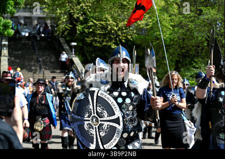 Edinburgh, Schottland, Großbritannien. Mai 2025. Tartan Parade, die erste Edinburgh Tartan Parade, die Tartans, Pfeifenbands, Tänzer, Musiker, Organisationen, und Einzelpersonen aus Edinburgh, Schottland und darüber hinaus – um das reiche Erbe, die Tatanen und die Kultur des Landes zu feiern. Die Parade beginnt auf der Royal Mile, schlängelt sich über die Cockburn Street durch die Princes Street Gardens und erreicht schließlich den Hügel. Den ganzen Weg von Shetland, nehmen Sie Helly AA Jarl Squad an der Parade Teil. Quelle: Craig Brown/Alamy Live News Stockfoto