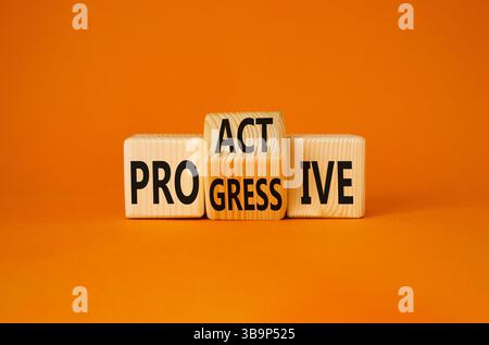Symbol „Proactive“ und „Progressive“. Gedrehte Holzwürfel mit den Worten Progressive und Proactive. Wunderschöner orangefarbener Hintergrund. Geschäftskonzept. Kopierbereich Stockfoto