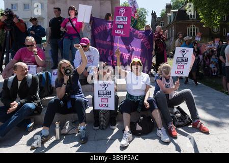 London, Großbritannien. Mai 2025. Mitglieder der Universitäts- und Hochschulunion aus dem Hochschulsektor nach 16 nehmen an einer Kundgebung vor den Parlamentsgebäuden Teil, um eine faire Bezahlung, sichere Arbeitsplätze und echte Investitionen in das Hochschulsystem zu fordern, während Finanzierungskürzungen, Entlassungen von Personal und sinkende internationale Einschreibungen stattfinden. Quelle: Wiktor Szymanowicz/Alamy Live News Stockfoto