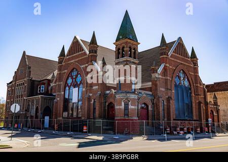 Detroit, MI, USA - 22.04.2025: Foto eines historischen und malerischen Kirchengebäudes entlang einer ruhigen Straße in Detroit, Michigan Stockfoto