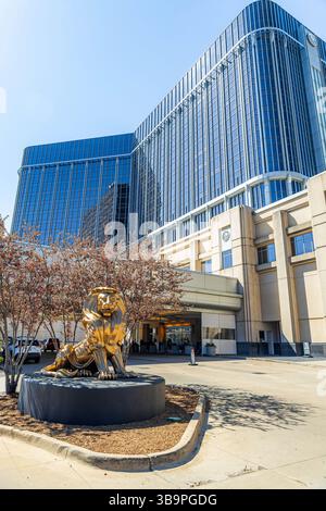 Detroit, MI, USA - 22.04.2025: Foto des MGM Grand Detroit Hotel Gebäudes in Detroit, Michigan, mit der markanten Löwenstatue am Eingang Stockfoto