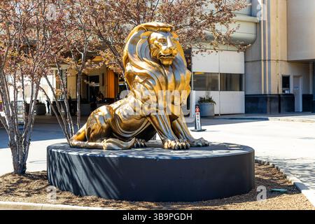 Detroit, MI, USA - 22.04.2025: Foto des MGM Grand Detroit Hotel Gebäudes in Detroit, Michigan, mit der markanten Löwenstatue am Eingang Stockfoto