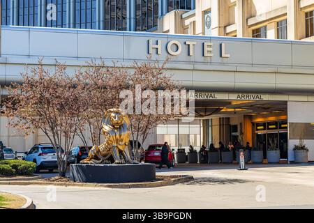 Detroit, MI, USA - 22.04.2025: Foto des MGM Grand Detroit Hotel Gebäudes in Detroit, Michigan, mit der markanten Löwenstatue am Eingang Stockfoto