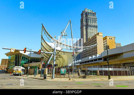 Detroit, MI, USA - 22.04.2025: Foto des Rosa Parks Transit Center in der Innenstadt von Detroit, Michigan, mit einem modernen Verkehrsknotenpunkt, der nach civ benannt wurde Stockfoto