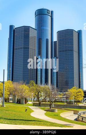 Detroit, MI, USA - 22.04.2025: Foto vom General Motors Renaissance Center in der Innenstadt von Detroit, Michigan. Stockfoto