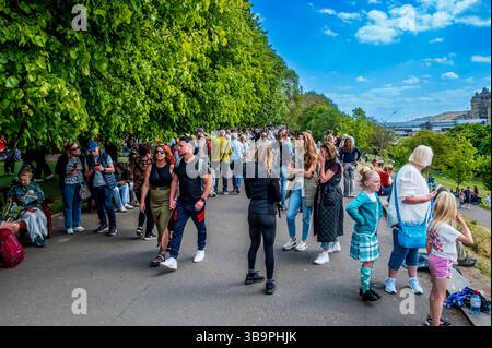 Menschen genießen die warme Frühlingssonne in den Princes Street Gardens in Edinburgh, Schottland Stockfoto