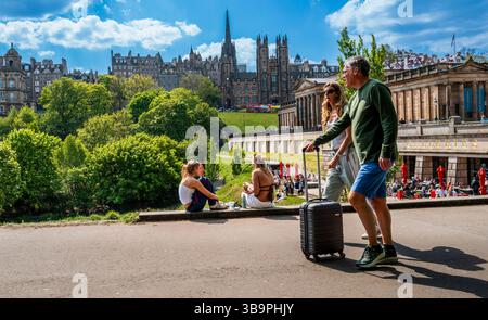 Menschen genießen die warme Frühlingssonne in den Princes Street Gardens in Edinburgh, Schottland Stockfoto
