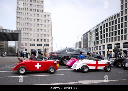 Hotrod Tourismus Berlin DEU, Deutschland, Deutschland, Berlin, 29.03.2025 Touristen in einem Mini Hot Rod Fahrzeug der Firma Hotrod Berlin in den Nationalfarben der Schweiz und England bei einer selbstfahrenden Stadtrundfahrt am Potsdamer Platz in Berlin Deutschland. In Berlin werden immer mehr touristische Attraktionen für Touristen angeboten en: Touristen in einem Mini Hotrod Fahrzeug von Hotrod Berlin in den Nationalfarben der Schweiz und Englands während einer selbstfahrenden Stadtbesichtigung am Potsdamer Platz in Berlin. In Berlin werden Touristen immer mehr touristische Attraktionen angeboten *** Stockfoto