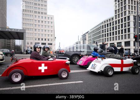 Hotrod Tourismus Berlin DEU, Deutschland, Deutschland, Berlin, 29.03.2025 Touristen in einem Mini Hot Rod Fahrzeug der Firma Hotrod Berlin in den Nationalfarben der Schweiz und England bei einer selbstfahrenden Stadtrundfahrt am Potsdamer Platz in Berlin Deutschland. In Berlin werden immer mehr touristische Attraktionen für Touristen angeboten en: Touristen in einem Mini Hotrod Fahrzeug von Hotrod Berlin in den Nationalfarben der Schweiz und Englands während einer selbstfahrenden Stadtbesichtigung am Potsdamer Platz in Berlin. In Berlin werden Touristen immer mehr touristische Attraktionen angeboten *** Stockfoto