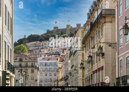Historisches Stadtbild von Lissabon mit Blick auf das Schloss São Jorge – traditionelle portugiesische Architektur und den Alfama-Hügel unter dem blauen Himmel im Zentrum von Lissabon, Portugiesisch Stockfoto