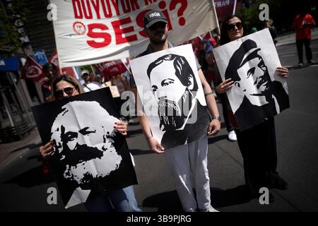 1. Mai DGB DEU, Deutschland, Deutschland, Berlin, 01.05.2025 Demonstranten mit Plakat Fotos von Karl Marx Friedrich Engels und Lenin auf der Demonstration von internationalen Gewerkschaften, linken Initiativen und des Gewerkschaftsverbandes DGB zum 01. Mai 2024 und dem Tag der Arbeit für einen Fairen Lohn Solidaritaet gerechte Arbeitsbedingungen und gute Arbeitszeiten unter dem Motto 1.Mai Mach dich stark mit uns in Berlin Deutschland en: Demonstratoren mit Plakaten mit Fotos von Karl Marx, Friedrich Engels und Lenin bei der Demonstration internationaler Gewerkschaften, linker Initiativen und des DGB Stockfoto