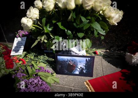 BSW, 8.Mai Tag der Befreiung DEU, Deutschland, Deutschland, Berlin, 08.05.2025 von der Polizei entfernte Foto Rote sowjetische Fahne auf dem Reichstag des sowjetischen Fotografen Jewgeni Chaldei hinterlegt von Mitgliedern der Partei Bündnis Sahra Wagenknecht BSW vor dem Sowjetischen Denkmal Tiergarten im Gedenken am 80. Jahrestag zum Tag der Befreiung am 08. Mai bzw. 09. Mai in Berlin Deutschland . Aufgrung vom Krieg zwischen der Ukraine und Russland fand die Ehrung ohne russische Beteiligung statt sowie russische und sowjetische Fahnen und Zeichen waren verboten. In der ganzen Stadt finden Sie Veranst Stockfoto