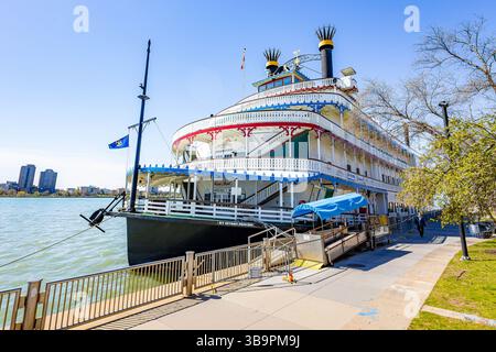 Detroit, MI, USA - 22.04.2025: Nahaufnahme des legendären Flussschiffes der Detroit Princess, das entlang des Detroit River in Michigan anlegt Stockfoto