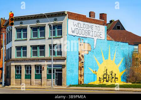 Detroit, MI, USA - 22.04.2025: Foto der farbenfrohen Street Art in Detroit, Michigan, mit einem Welcome to Woodbridge Graffiti-Wandbild mit einem skurrilen Gi Stockfoto