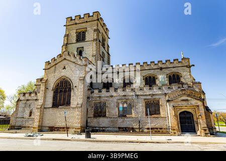 Detroit, MI, USA - 22.04.2025: Foto eines historischen und malerischen Kirchengebäudes entlang einer ruhigen Straße in Detroit, Michigan Stockfoto