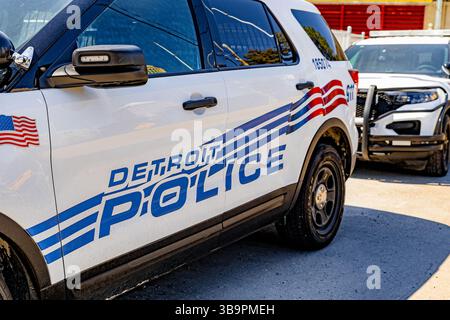 Detroit, MI, USA - 22.04.2025: Nahaufnahme eines Streifenwagens des Detroit Police Department in Michigan mit offiziellen Markierungen und Fahrzeugdesign Stockfoto