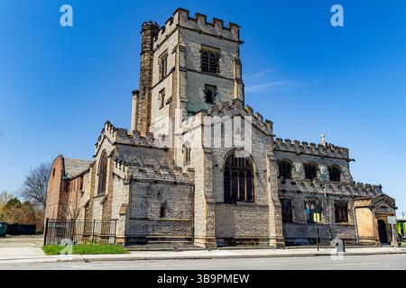 Detroit, MI, USA - 22.04.2025: Foto eines historischen und malerischen Kirchengebäudes entlang einer ruhigen Straße in Detroit, Michigan Stockfoto
