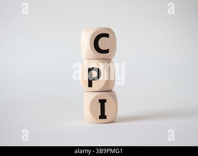CPI - Symbol für Verbraucherpreisindex. Konzeptwort CPI auf Holzwürfeln. Schöner weißer Hintergrund. Business- und CPI-Konzept. Kopierbereich. Stockfoto