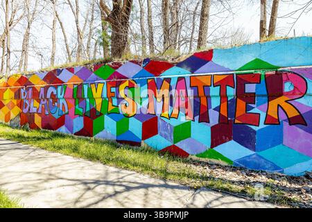 Detroit, MI, USA - 22.04.2025: Foto eines auffälligen Wandgemäldes von Black Lives Matter auf den Straßen von Detroit, Michigan. Stockfoto