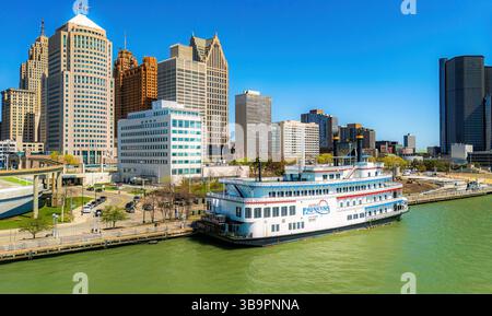 Detroit, MI, USA - 22.04.2025: Panoramaaufnahme des Hart Plaza in der Innenstadt von Detroit, Michigan, mit der Skyline der modernen Wolkenkratzer und der berühmten Stadt Stockfoto