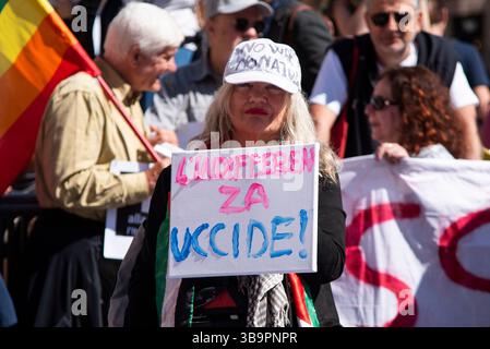 Rom, Italien. Mai 2025. Im Foto-Schild tötet Gleichgültigkeit. NUR REDAKTIONELLE VERWENDUNG! NICHT FÜR KOMMERZIELLE ZWECKE! Stockfoto