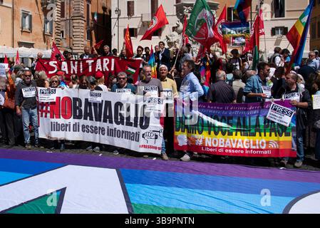 Rom, Italien. Mai 2025. Im Fotobanner keine Bavaglio Freiheit informiert zu werden.NUR REDAKTIONELLE VERWENDUNG! NICHT FÜR KOMMERZIELLE ZWECKE! Stockfoto