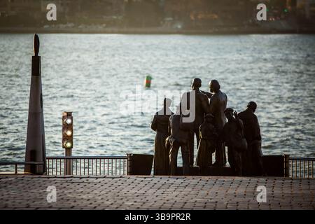 Das Gateway to Freedom Memorial befindet sich am Riverwalk in Detroit in der Morgensonne Stockfoto