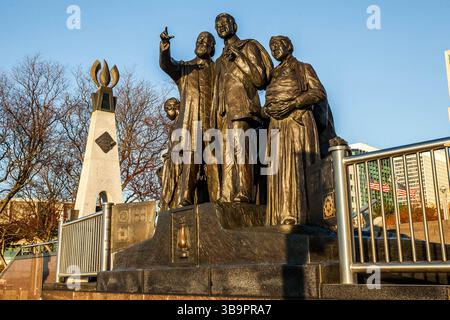 Das Gateway to Freedom Memorial befindet sich am Riverwalk in Detroit in der Morgensonne Stockfoto