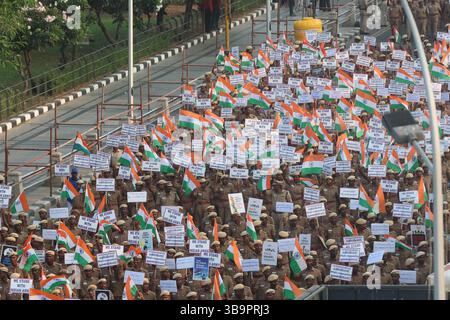 Krieg, Unruhen, Konflikte und Proteste cm MK Stalin veranstaltete zusammen mit Vertretern der Öffentlichkeit und der Regierung eine Solidaritätskundgebung in Kamarajar Salai, die eine indische Flagge trug. Die Demonstration zielte darauf ab, die indische Armee bei laufenden Militäroperationen unerschütterlich zu unterstützen. Der Hed der Polizeieinheit Shankar Jiwal IPS läuft dem Ministerpräsidenten entlang. Chennai Indien Copyright: XSeshadrixSukumarx Stockfoto