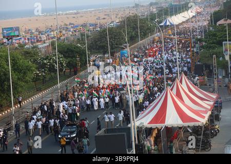 Krieg, Unruhen, Konflikte und Proteste cm MK Stalin veranstaltete zusammen mit Vertretern der Öffentlichkeit und der Regierung eine Solidaritätskundgebung in Kamarajar Salai, die eine indische Flagge trug. Die Demonstration zielte darauf ab, die indische Armee bei laufenden Militäroperationen unerschütterlich zu unterstützen. Der Hed der Polizeieinheit Shankar Jiwal IPS läuft dem Ministerpräsidenten entlang. Chennai Indien Copyright: XSeshadrixSukumarx Stockfoto