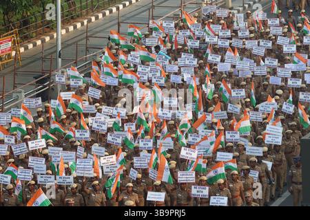 Krieg, Unruhen, Konflikte und Proteste cm MK Stalin veranstaltete zusammen mit Vertretern der Öffentlichkeit und der Regierung eine Solidaritätskundgebung in Kamarajar Salai, die eine indische Flagge trug. Die Demonstration zielte darauf ab, die indische Armee bei laufenden Militäroperationen unerschütterlich zu unterstützen. Der Hed der Polizeieinheit Shankar Jiwal IPS läuft dem Ministerpräsidenten entlang. Chennai Indien Copyright: XSeshadrixSukumarx Stockfoto