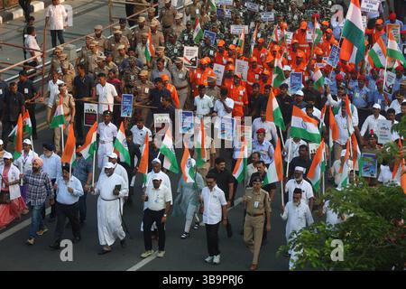 Krieg, Unruhen, Konflikte und Proteste cm MK Stalin veranstaltete zusammen mit Vertretern der Öffentlichkeit und der Regierung eine Solidaritätskundgebung in Kamarajar Salai, die eine indische Flagge trug. Die Demonstration zielte darauf ab, die indische Armee bei laufenden Militäroperationen unerschütterlich zu unterstützen. Der Hed der Polizeieinheit Shankar Jiwal IPS läuft dem Ministerpräsidenten entlang. Chennai Indien Copyright: XSeshadrixSukumarx Stockfoto