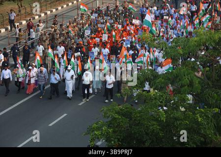 Krieg, Unruhen, Konflikte und Proteste cm MK Stalin veranstaltete zusammen mit Vertretern der Öffentlichkeit und der Regierung eine Solidaritätskundgebung in Kamarajar Salai, die eine indische Flagge trug. Die Demonstration zielte darauf ab, die indische Armee bei laufenden Militäroperationen unerschütterlich zu unterstützen. Der Hed der Polizeieinheit Shankar Jiwal IPS läuft dem Ministerpräsidenten entlang. Chennai Indien Copyright: XSeshadrixSukumarx Stockfoto