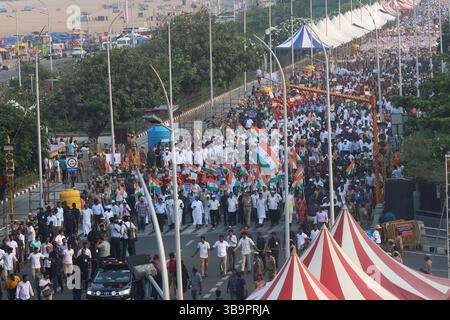 Krieg, Unruhen, Konflikte und Proteste cm MK Stalin veranstaltete zusammen mit Vertretern der Öffentlichkeit und der Regierung eine Solidaritätskundgebung in Kamarajar Salai, die eine indische Flagge trug. Die Demonstration zielte darauf ab, die indische Armee bei laufenden Militäroperationen unerschütterlich zu unterstützen. Der Hed der Polizeieinheit Shankar Jiwal IPS läuft dem Ministerpräsidenten entlang. Chennai Indien Copyright: XSeshadrixSukumarx Stockfoto