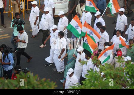 Krieg, Unruhen, Konflikte und Proteste cm MK Stalin veranstaltete zusammen mit Vertretern der Öffentlichkeit und der Regierung eine Solidaritätskundgebung in Kamarajar Salai, die eine indische Flagge trug. Die Demonstration zielte darauf ab, die indische Armee bei laufenden Militäroperationen unerschütterlich zu unterstützen. Der Hed der Polizeieinheit Shankar Jiwal IPS läuft dem Ministerpräsidenten entlang. Chennai Indien Copyright: XSeshadrixSukumarx Stockfoto