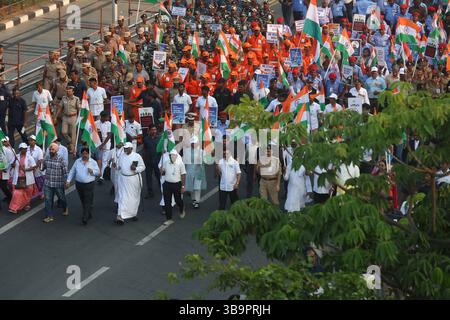 Krieg, Unruhen, Konflikte und Proteste cm MK Stalin veranstaltete zusammen mit Vertretern der Öffentlichkeit und der Regierung eine Solidaritätskundgebung in Kamarajar Salai, die eine indische Flagge trug. Die Demonstration zielte darauf ab, die indische Armee bei laufenden Militäroperationen unerschütterlich zu unterstützen. Der Hed der Polizeieinheit Shankar Jiwal IPS läuft dem Ministerpräsidenten entlang. Chennai Indien Copyright: XSeshadrixSukumarx Stockfoto