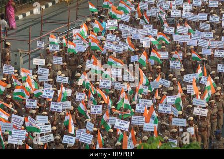 Krieg, Unruhen, Konflikte und Proteste cm MK Stalin veranstaltete zusammen mit Vertretern der Öffentlichkeit und der Regierung eine Solidaritätskundgebung in Kamarajar Salai, die eine indische Flagge trug. Die Demonstration zielte darauf ab, die indische Armee bei laufenden Militäroperationen unerschütterlich zu unterstützen. Der Hed der Polizeieinheit Shankar Jiwal IPS läuft dem Ministerpräsidenten entlang. Chennai Indien Copyright: XSeshadrixSukumarx Stockfoto