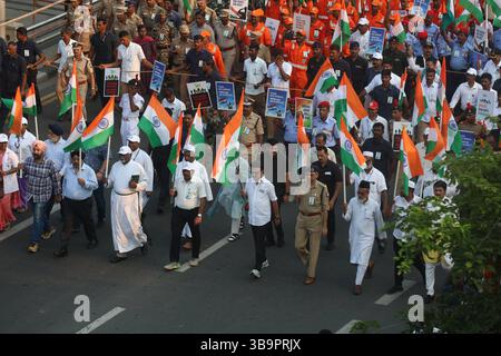 Krieg, Unruhen, Konflikte und Proteste cm MK Stalin veranstaltete zusammen mit Vertretern der Öffentlichkeit und der Regierung eine Solidaritätskundgebung in Kamarajar Salai, die eine indische Flagge trug. Die Demonstration zielte darauf ab, die indische Armee bei laufenden Militäroperationen unerschütterlich zu unterstützen. Der Hed der Polizeieinheit Shankar Jiwal IPS läuft dem Ministerpräsidenten entlang. Chennai Indien Copyright: XSeshadrixSukumarx Stockfoto