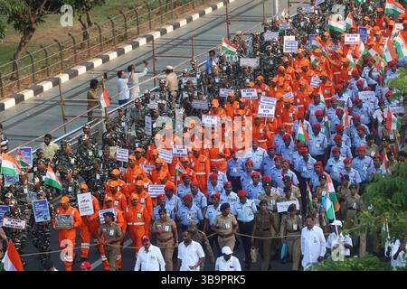 Krieg, Unruhen, Konflikte und Proteste cm MK Stalin veranstaltete zusammen mit Vertretern der Öffentlichkeit und der Regierung eine Solidaritätskundgebung in Kamarajar Salai, die eine indische Flagge trug. Die Demonstration zielte darauf ab, die indische Armee bei laufenden Militäroperationen unerschütterlich zu unterstützen. Der Hed der Polizeieinheit Shankar Jiwal IPS läuft dem Ministerpräsidenten entlang. Chennai Indien Copyright: XSeshadrixSukumarx Stockfoto
