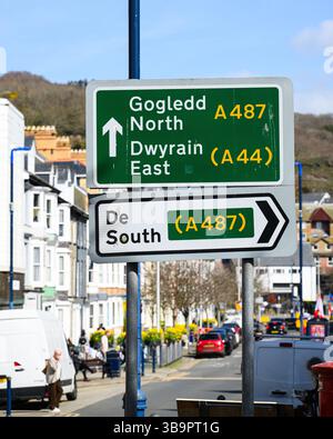 Straßenschilder in englisch und walisisch in Richtung Nordosten und Süden Stockfoto