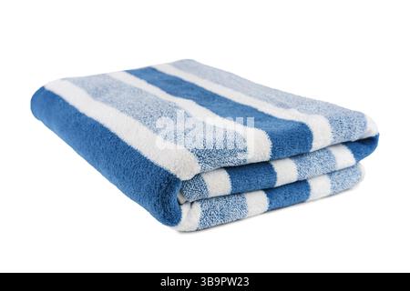 Sorgfältig gefaltetes, weiches, gestreiftes blaues Badetuch isoliert auf weißem Hintergrund. Frotteetuch, gestreifte Handtuchstruktur, Baumwollbadestoff oder Mikrofi Stockfoto